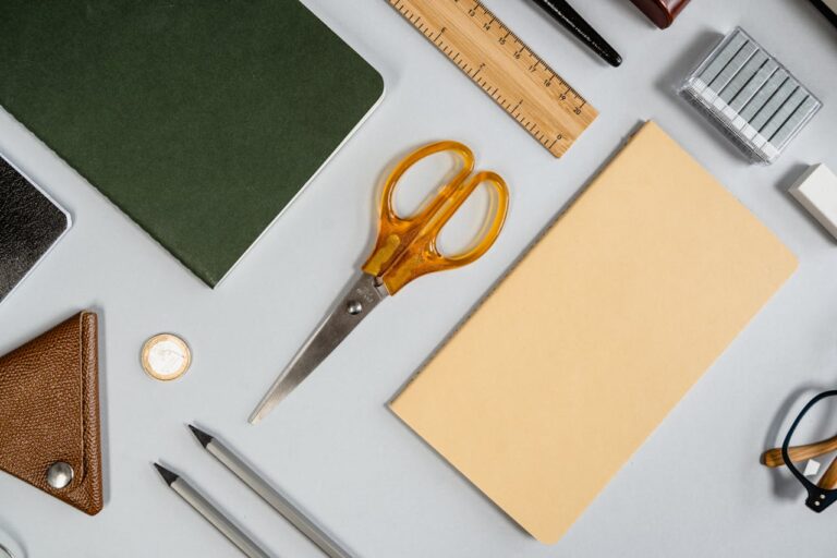Artykuły biurowe niezbędne w każdej firmie – przewodnik po podstawowych produktach