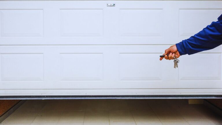 Jak dobrać bramę garażową, by łączyła wygodę z bezpieczeństwem?