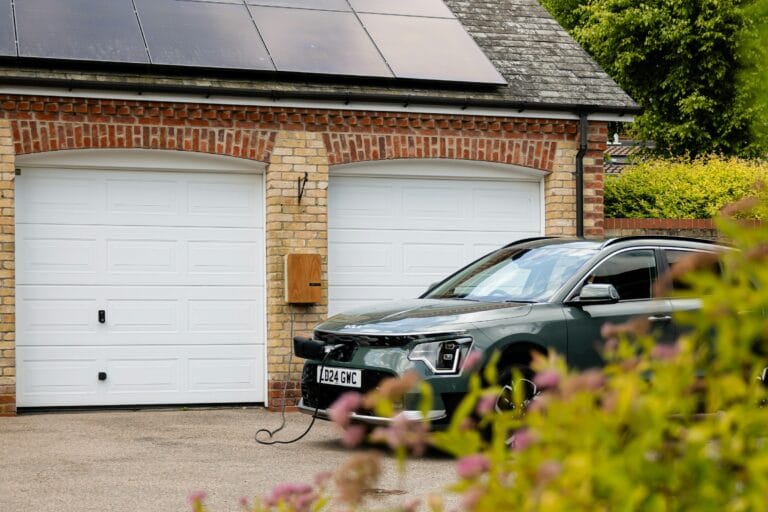 Rozwiązania dachu przyszłości – Łącząc carporty z panelami fotowoltaicznymi dla zrównoważonego domu