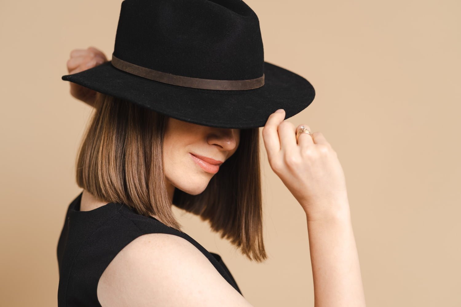 5 modnych stylizacji z kapeluszem bucket hat na lato