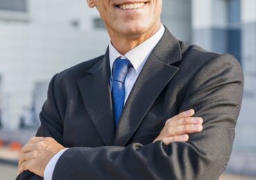 Garnitury szyte na miarę to elegancja, komfort i styl w każdym wieku - foto