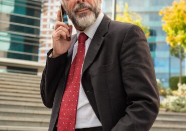 Garnitury szyte na miarę to elegancja, komfort i styl w każdym wieku - foto