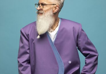 Garnitury szyte na miarę to elegancja, komfort i styl w każdym wieku - foto