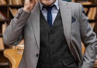 Garnitury szyte na miarę to elegancja, komfort i styl w każdym wieku - foto