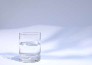 Ile Å‚yÅ¼ek wody w szklance 200 ml - foto