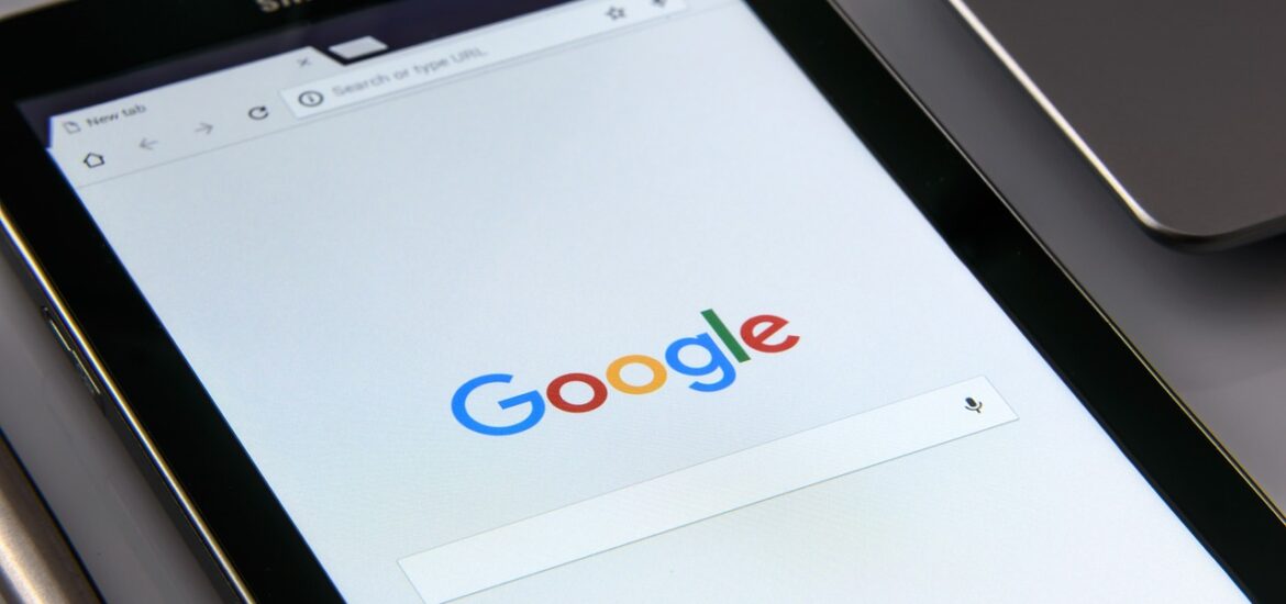 przeglądanie newsów na tablecie o płatnych sondażach online